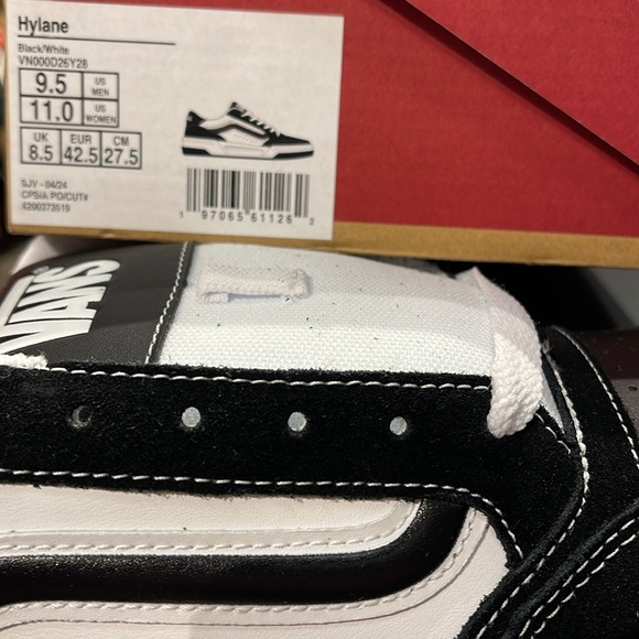 Vans WMNS Hylane
Black/White
VN000D26Y28
Sneakers - Picture 16 of 16